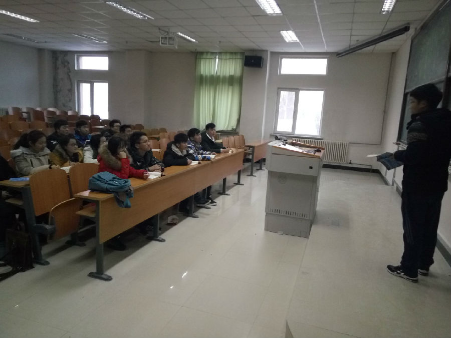 应数2015-1班的李赛赛同学为大家讲解数学分析.jpg